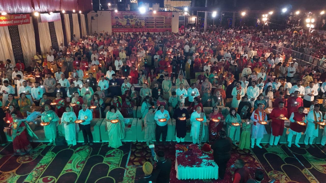 कुरुक्षेत्र। मां भद्रकाली मंदिर में जागरण के दौरान भजन प्रस्तुति देती गायिका सौम्या पाठक। आयोजक कुरुक्षेत्र। मां भद्रकाली मंदिर में जागरण के दौरान भजन प्रस्तुति देती गायिका सौम्या पाठक। आयोजक