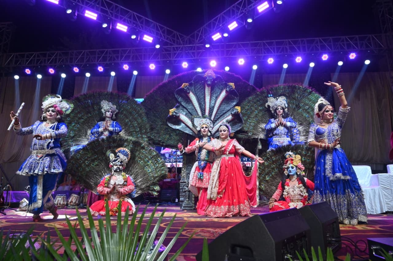 कुरुक्षेत्र। मां भद्रकाली मंदिर में जागरण के दौरान भजन प्रस्तुति देती गायिका सौम्या पाठक। आयोजक कुरुक्षेत्र। मां भद्रकाली मंदिर में जागरण के दौरान भजन प्रस्तुति देती गायिका सौम्या पाठक। आयोजक