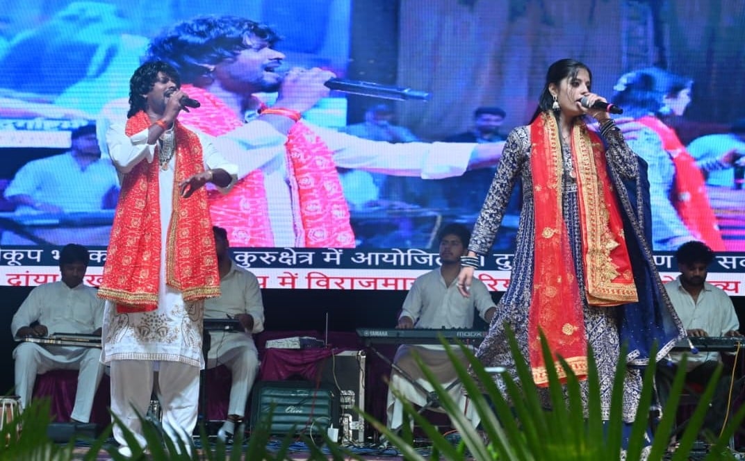 कुरुक्षेत्र। मां भद्रकाली मंदिर में जागरण के दौरान भजन प्रस्तुति देती गायिका सौम्या पाठक। आयोजक कुरुक्षेत्र। मां भद्रकाली मंदिर में जागरण के दौरान भजन प्रस्तुति देती गायिका सौम्या पाठक। आयोजक