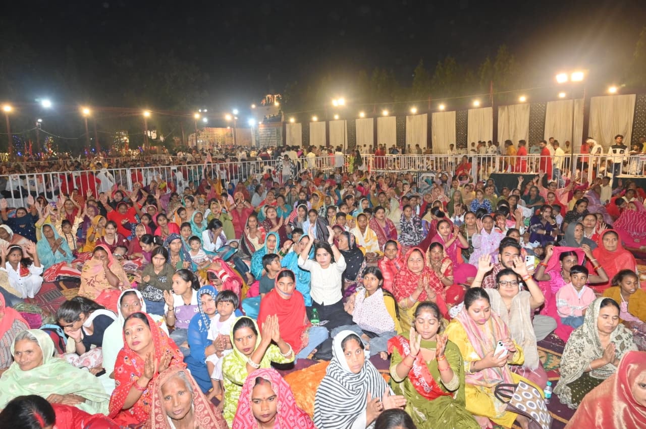 कुरुक्षेत्र। मां भद्रकाली मंदिर में जागरण के दौरान भजन प्रस्तुति देती गायिका सौम्या पाठक। आयोजक कुरुक्षेत्र। मां भद्रकाली मंदिर में जागरण के दौरान भजन प्रस्तुति देती गायिका सौम्या पाठक। आयोजक