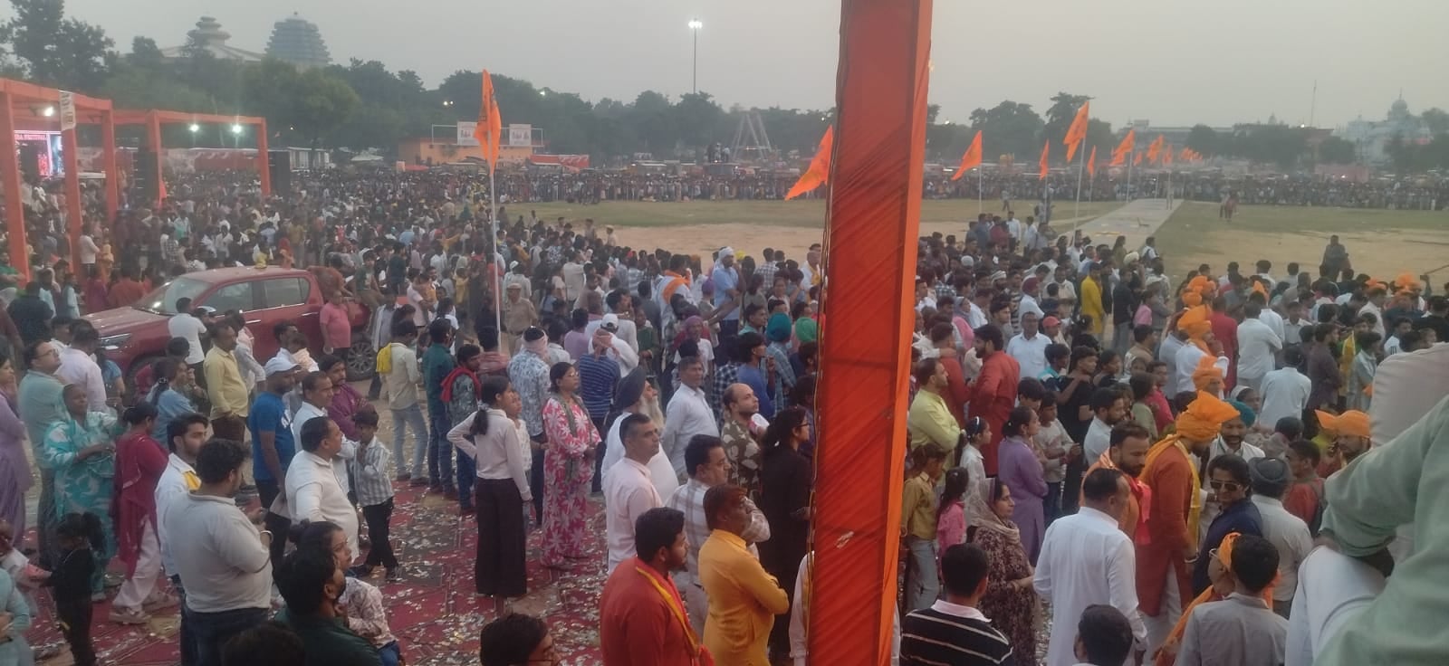 कुरुक्षेत्र। थीम पार्क में रावण दहन से पहले भगवान श्रीराम व लक्ष्मण को तिलक करते हुए मुख्यातिथ