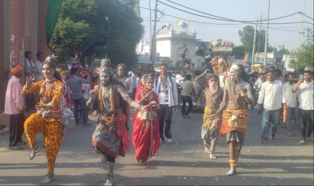 कुरुक्षेत्र। थीम पार्क में रावण दहन से पहले भगवान श्रीराम व लक्ष्मण को तिलक करते हुए मुख्यातिथ