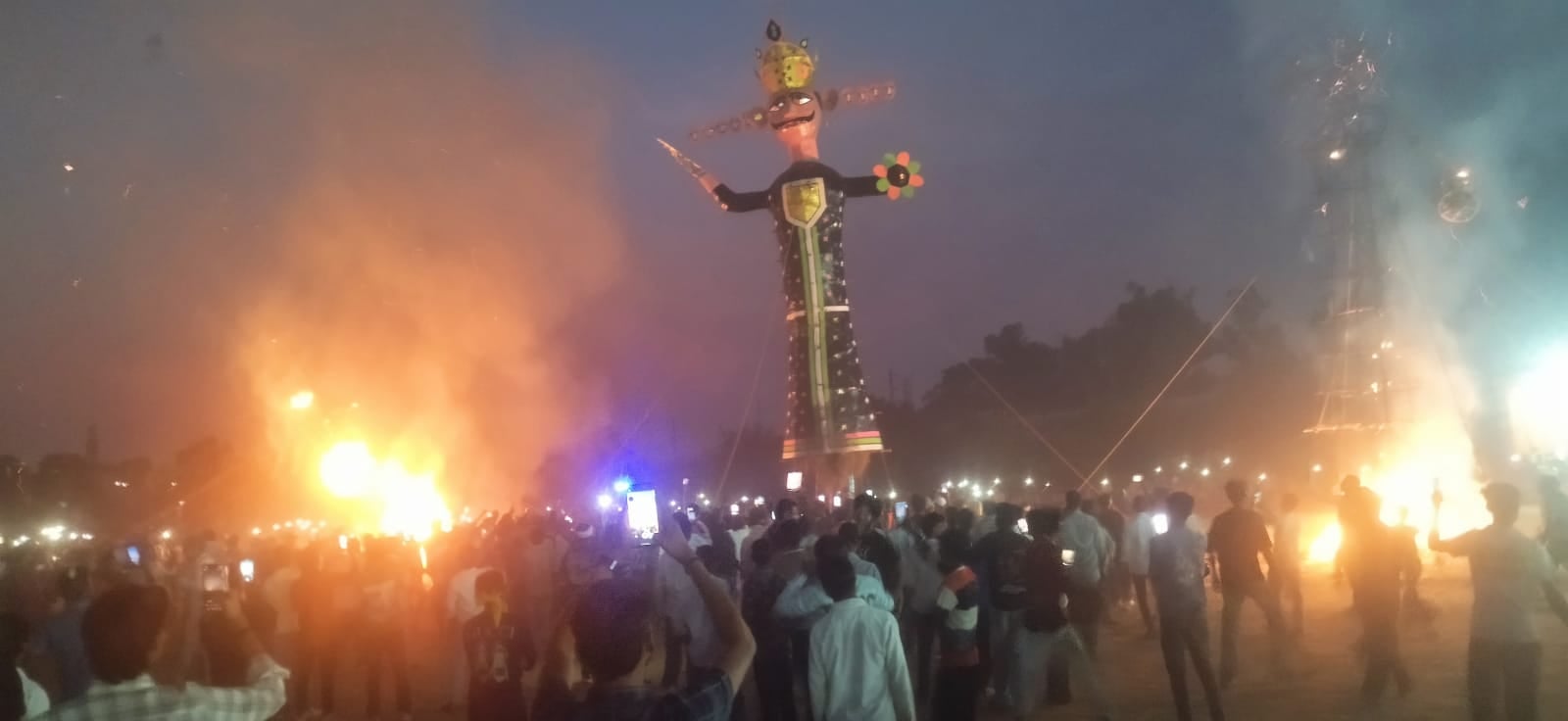कुरुक्षेत्र। थीम पार्क में रावण दहन से पहले भगवान श्रीराम व लक्ष्मण को तिलक करते हुए मुख्यातिथ