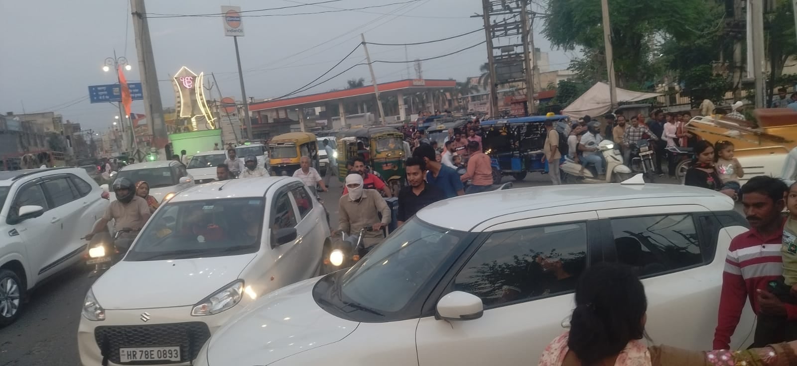 कुरुक्षेत्र। थीम पार्क में रावण दहन से पहले भगवान श्रीराम व लक्ष्मण को तिलक करते हुए मुख्यातिथ