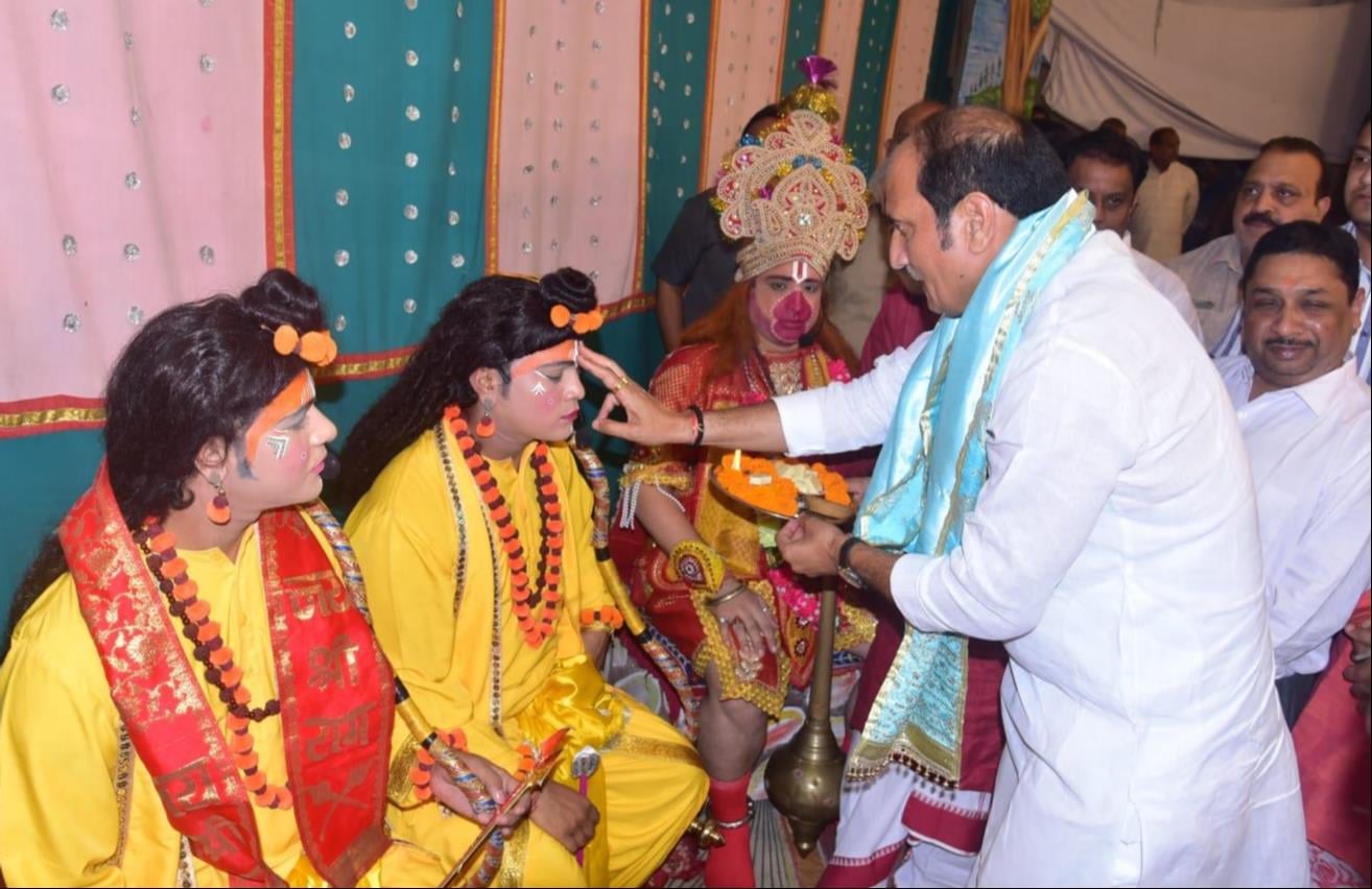 कैराना के प्राचीन देवी मंदिर में रावण के पुतले का होता दहन। संवाद कैराना के प्राचीन देवी मंदिर में रावण के पुतले का होता दहन। संवाद