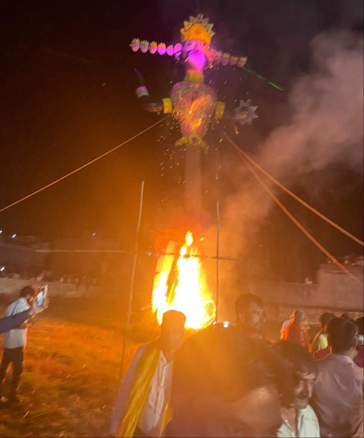 कैराना के प्राचीन देवी मंदिर में रावण के पुतले का होता दहन। संवाद कैराना के प्राचीन देवी मंदिर में रावण के पुतले का होता दहन। संवाद