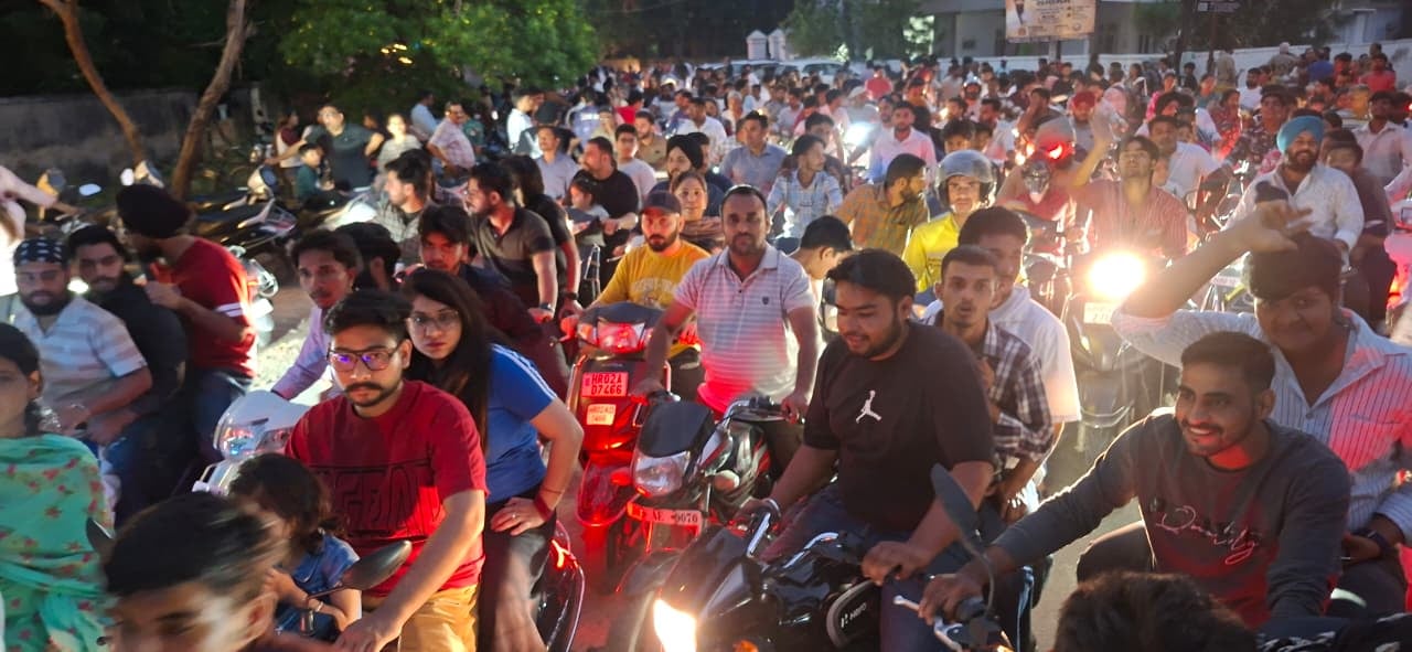 मॉडल टाउन में दशहरा पर्व के दौरान खुशी जाहिर करती युवतियां। संवाद मॉडल टाउन में दशहरा पर्व के दौरान खुशी जाहिर करती युवतियां। संवाद