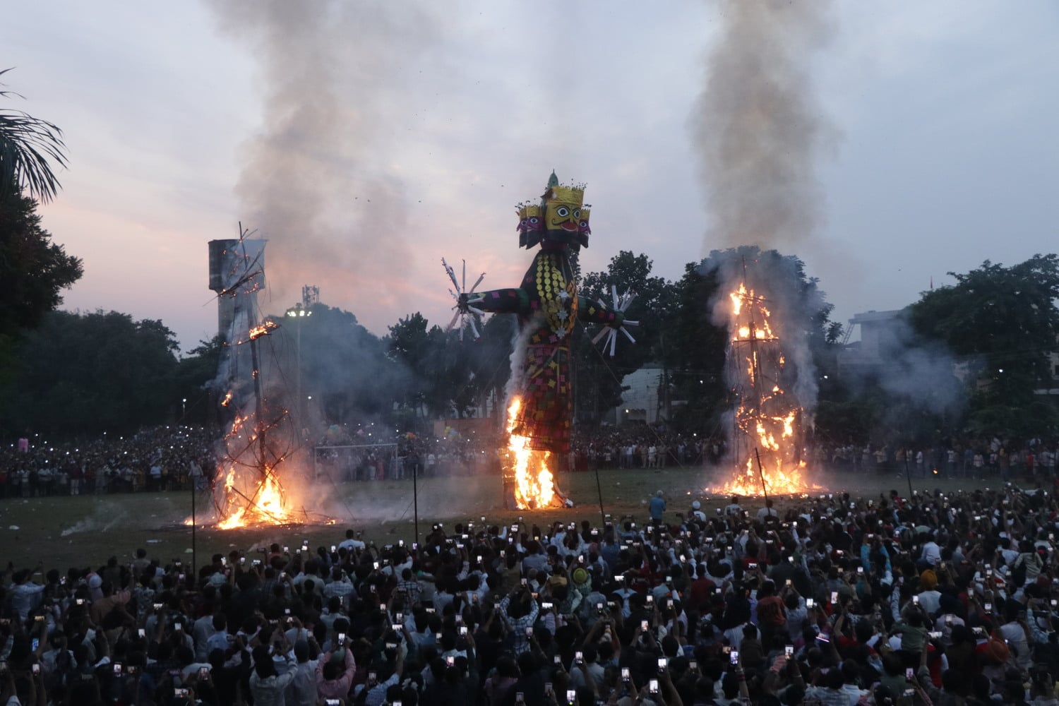 मॉडल टाउन में दशहरा पर्व के दौरान खुशी जाहिर करती युवतियां। संवाद मॉडल टाउन में दशहरा पर्व के दौरान खुशी जाहिर करती युवतियां। संवाद