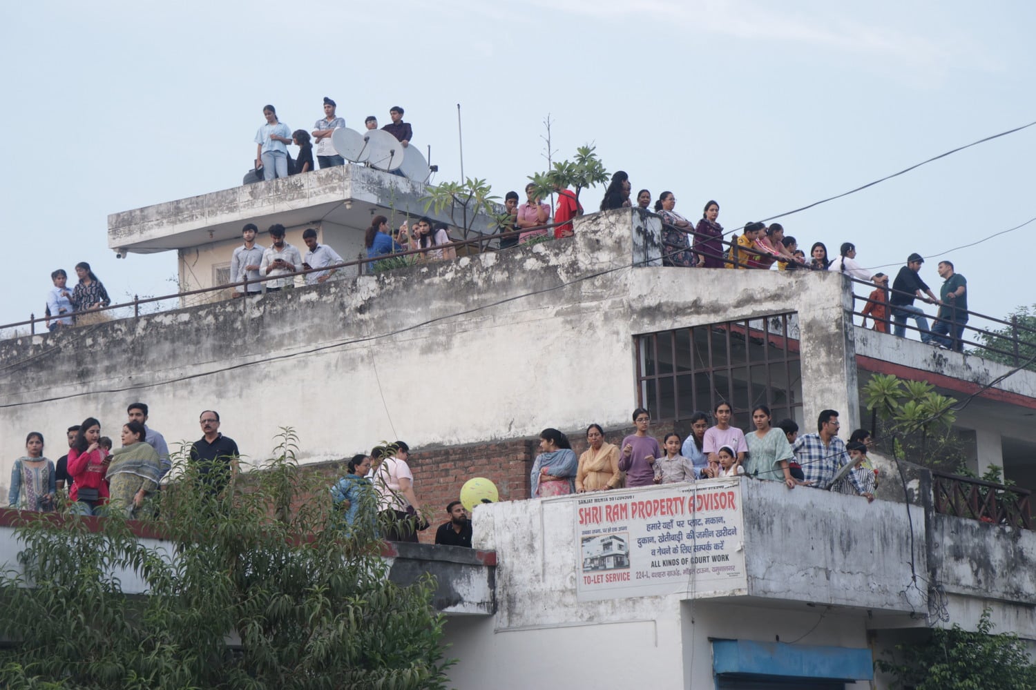 मॉडल टाउन में दशहरा पर्व के दौरान खुशी जाहिर करती युवतियां। संवाद मॉडल टाउन में दशहरा पर्व के दौरान खुशी जाहिर करती युवतियां। संवाद