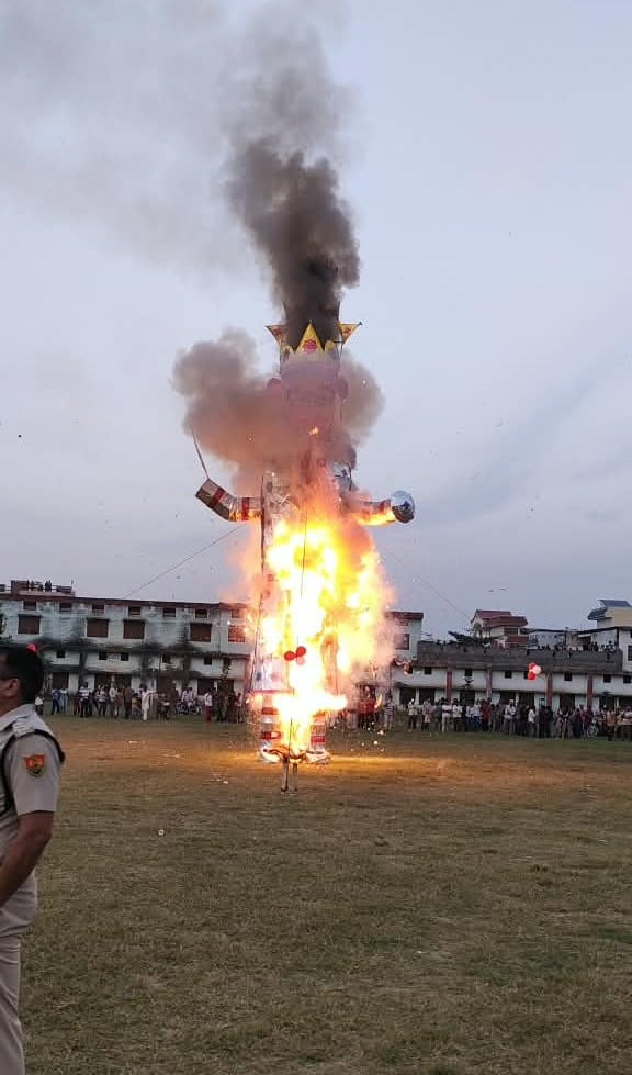 मॉडल टाउन में दशहरा पर्व के दौरान खुशी जाहिर करती युवतियां। संवाद मॉडल टाउन में दशहरा पर्व के दौरान खुशी जाहिर करती युवतियां। संवाद