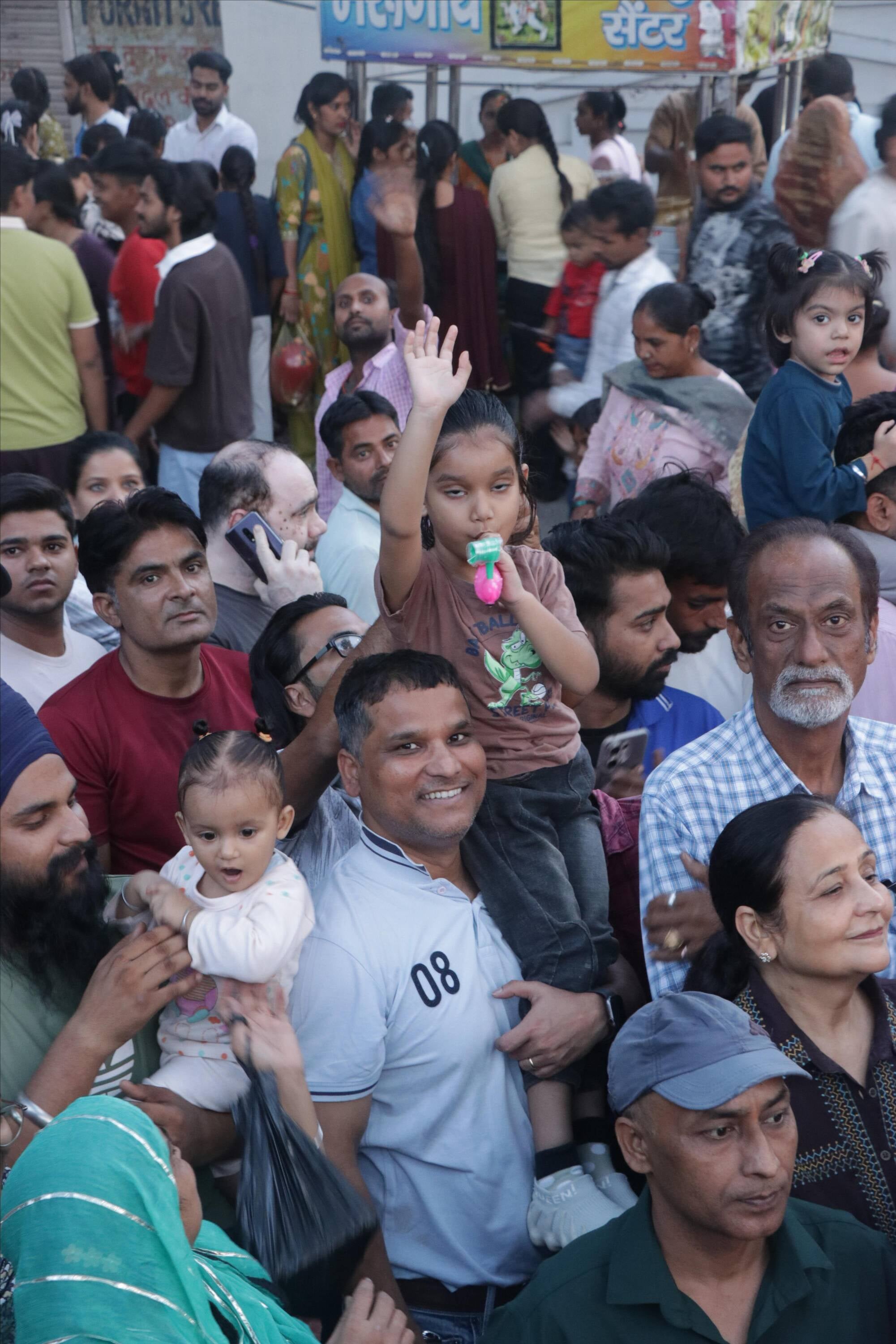 मॉडल टाउन में दशहरा पर्व के दौरान खुशी जाहिर करती युवतियां। संवाद मॉडल टाउन में दशहरा पर्व के दौरान खुशी जाहिर करती युवतियां। संवाद