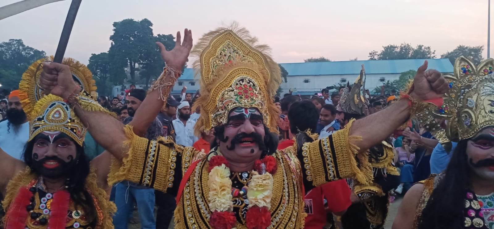 मॉडल टाउन में दशहरा पर्व के दौरान खुशी जाहिर करती युवतियां। संवाद मॉडल टाउन में दशहरा पर्व के दौरान खुशी जाहिर करती युवतियां। संवाद