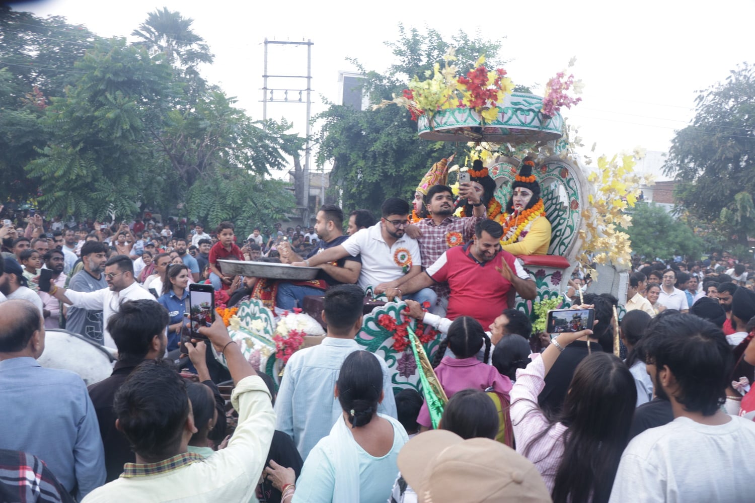 मॉडल टाउन में दशहरा पर्व के दौरान खुशी जाहिर करती युवतियां। संवाद मॉडल टाउन में दशहरा पर्व के दौरान खुशी जाहिर करती युवतियां। संवाद