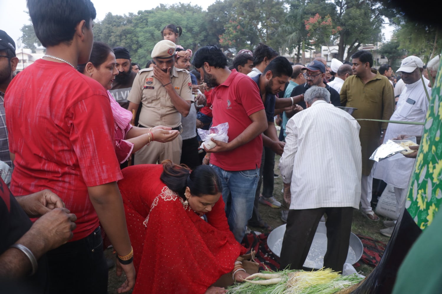 मॉडल टाउन में दशहरा पर्व के दौरान खुशी जाहिर करती युवतियां। संवाद मॉडल टाउन में दशहरा पर्व के दौरान खुशी जाहिर करती युवतियां। संवाद