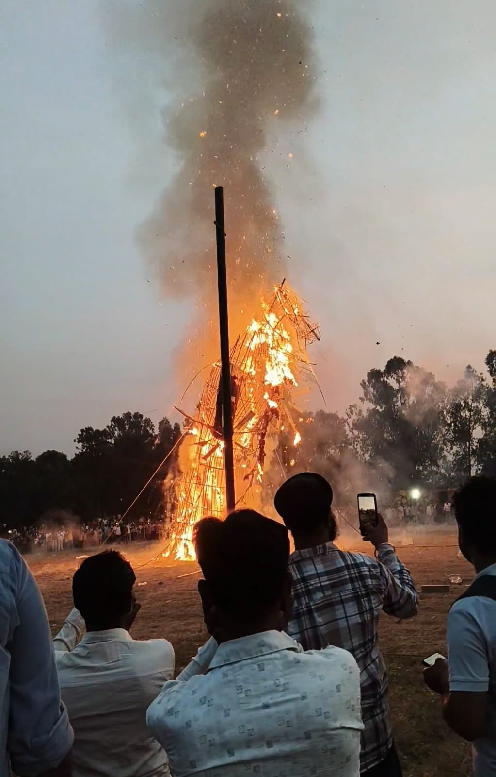 मॉडल टाउन में दशहरा पर्व के दौरान खुशी जाहिर करती युवतियां। संवाद मॉडल टाउन में दशहरा पर्व के दौरान खुशी जाहिर करती युवतियां। संवाद