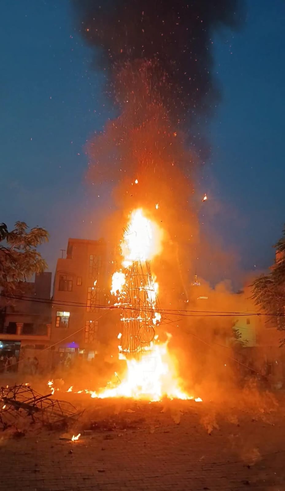 मॉडल टाउन में दशहरा पर्व के दौरान खुशी जाहिर करती युवतियां। संवाद मॉडल टाउन में दशहरा पर्व के दौरान खुशी जाहिर करती युवतियां। संवाद