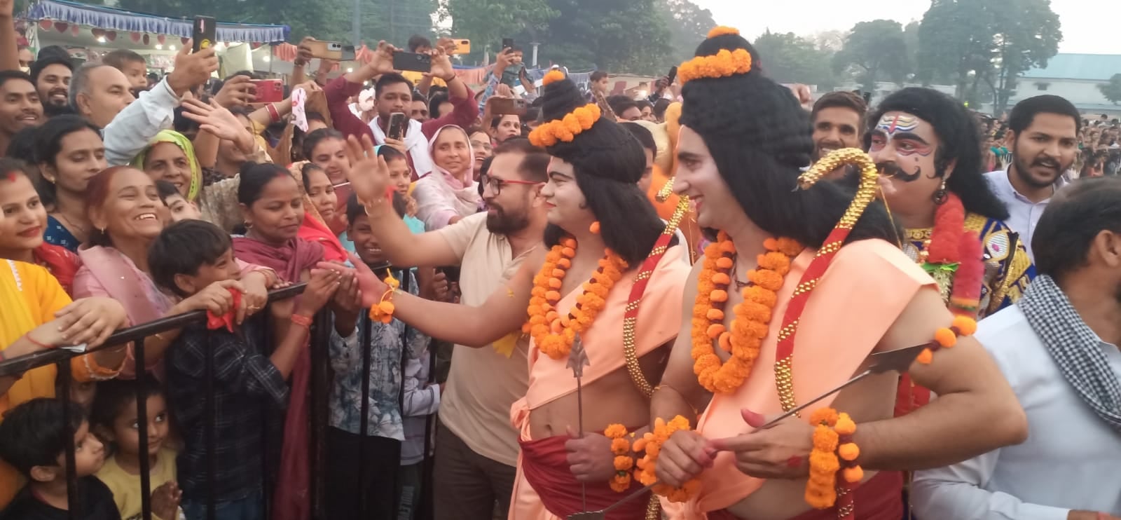 मॉडल टाउन में दशहरा पर्व के दौरान खुशी जाहिर करती युवतियां। संवाद मॉडल टाउन में दशहरा पर्व के दौरान खुशी जाहिर करती युवतियां। संवाद