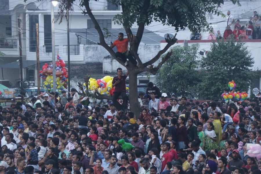 मॉडल टाउन में दशहरा पर्व के दौरान खुशी जाहिर करती युवतियां। संवाद मॉडल टाउन में दशहरा पर्व के दौरान खुशी जाहिर करती युवतियां। संवाद