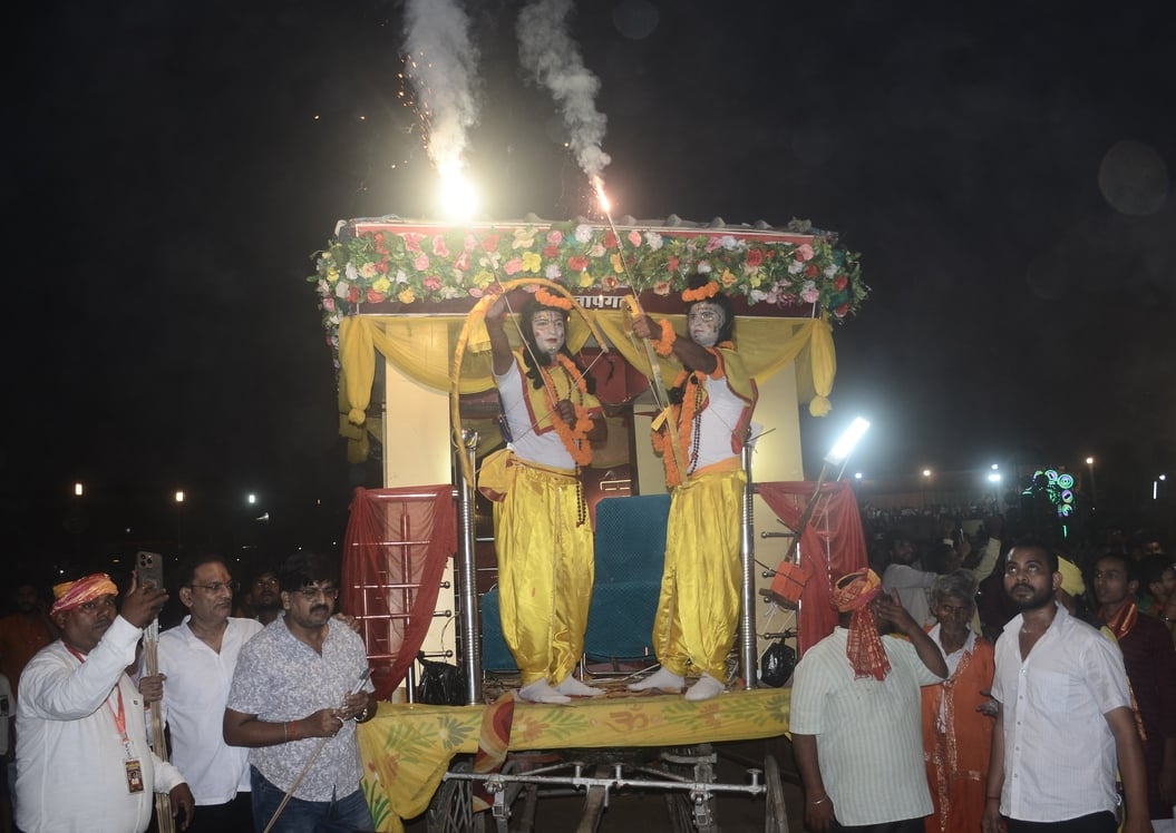 मंगलवार को दशहरा के मौके पर रामलीला मैदान में लगा मेला। संवाद मंगलवार को दशहरा के मौके पर रामलीला मैदान में लगा मेला। संवाद