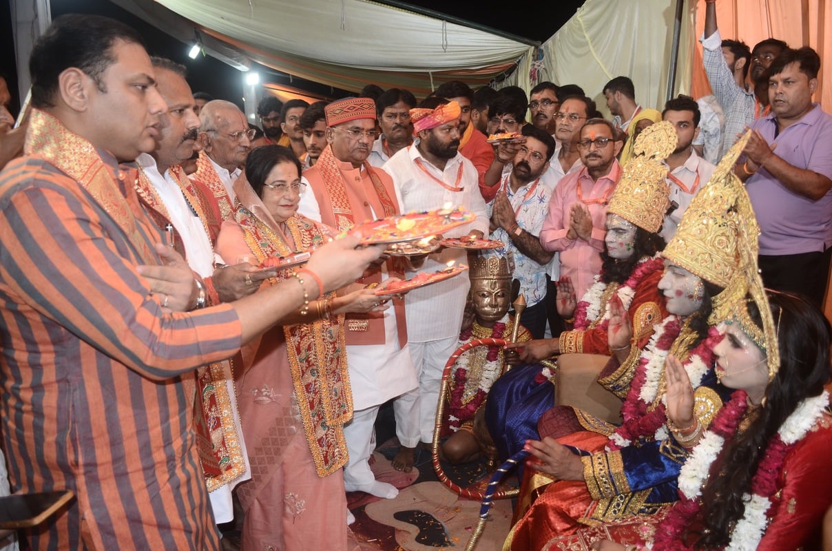 मंगलवार को दशहरा के मौके पर रामलीला मैदान में लगा मेला। संवाद मंगलवार को दशहरा के मौके पर रामलीला मैदान में लगा मेला। संवाद