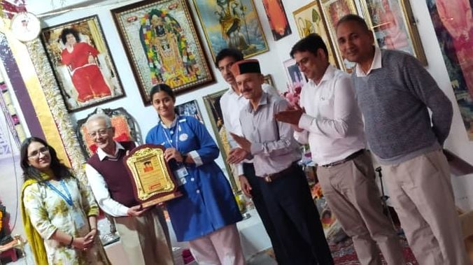 नाहन के साई हाल में साई सेवा समिति द्वारा आयोजित भाषण प्रतियोगिता में अपने विचार प्रस्तुत करती 