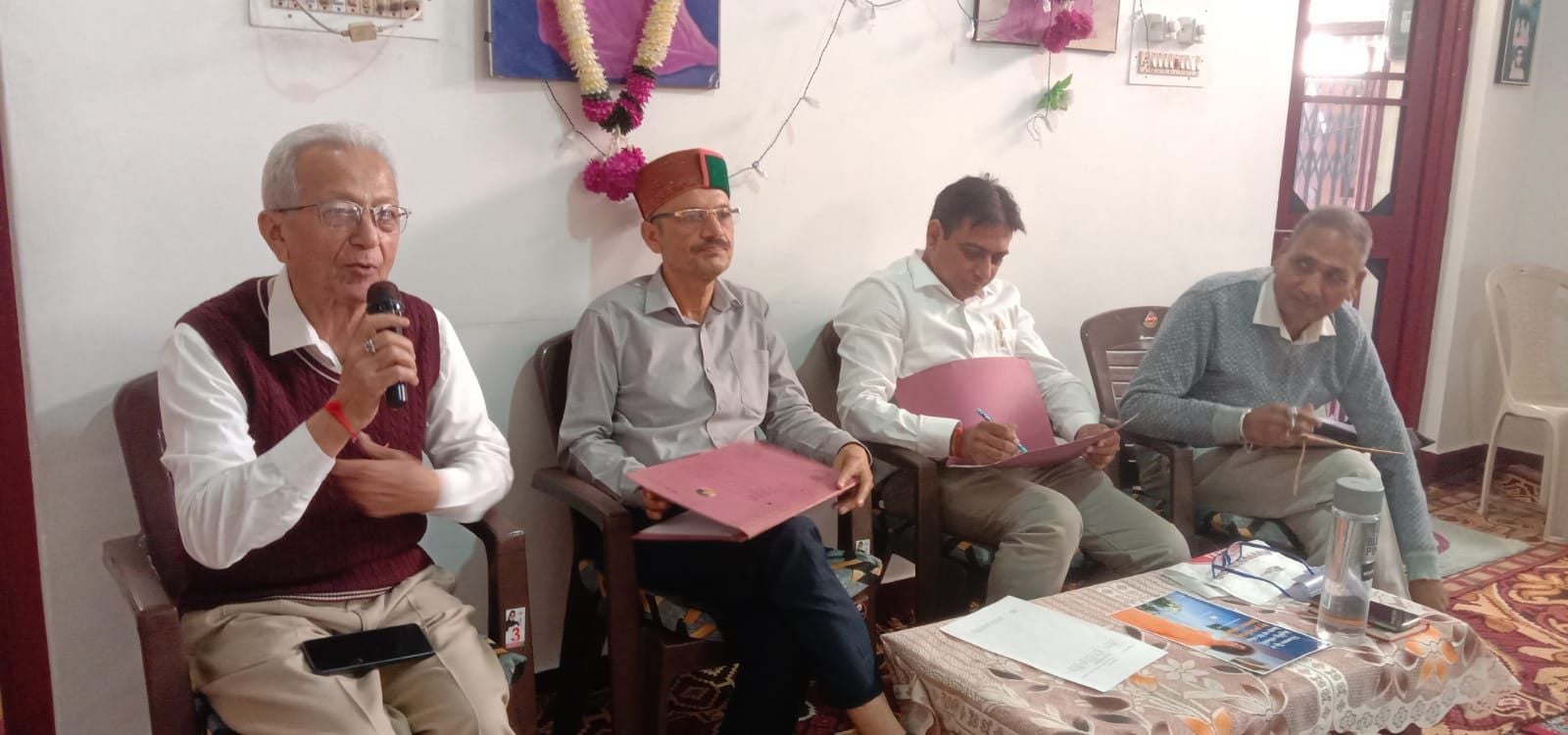 नाहन के साई हाल में साई सेवा समिति द्वारा आयोजित भाषण प्रतियोगिता में अपने विचार प्रस्तुत करती 