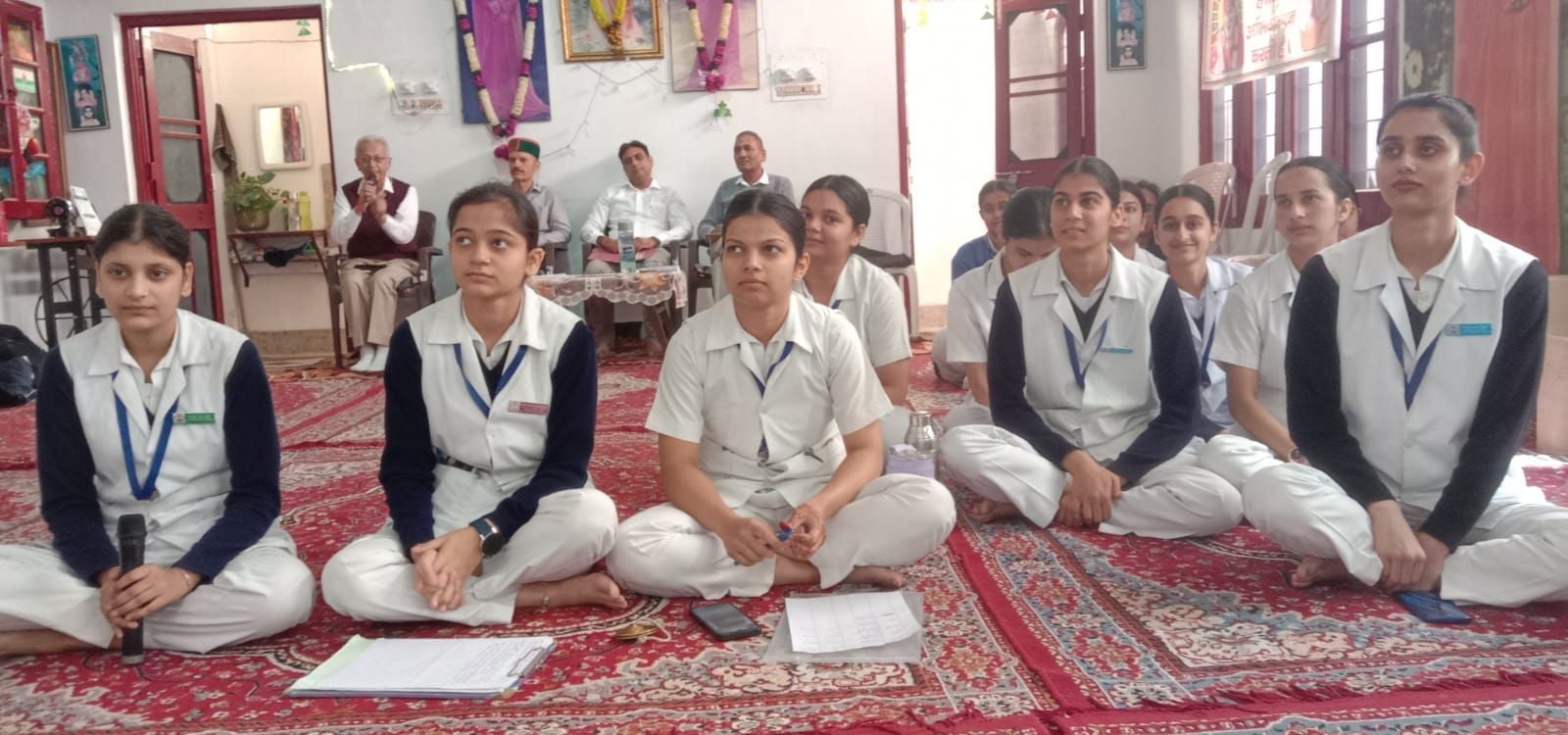 नाहन के साई हाल में साई सेवा समिति द्वारा आयोजित भाषण प्रतियोगिता में अपने विचार प्रस्तुत करती 