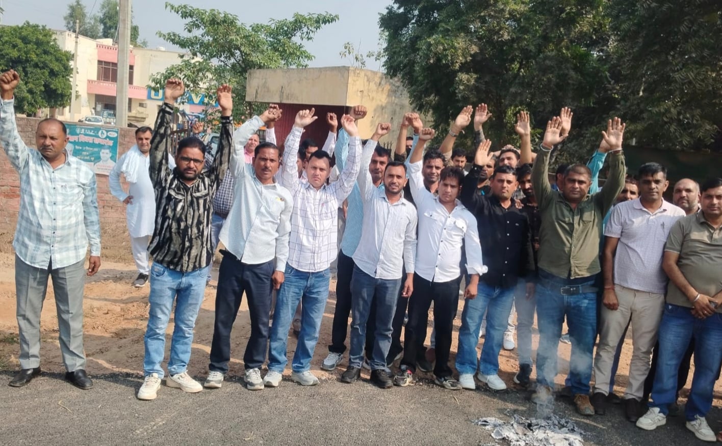 निजीकरण के विरोध में गेट मीटिंग के दौरान सरकार के खिलाफ नारेबाजी करते कर्मचारी। विज्ञप्ति