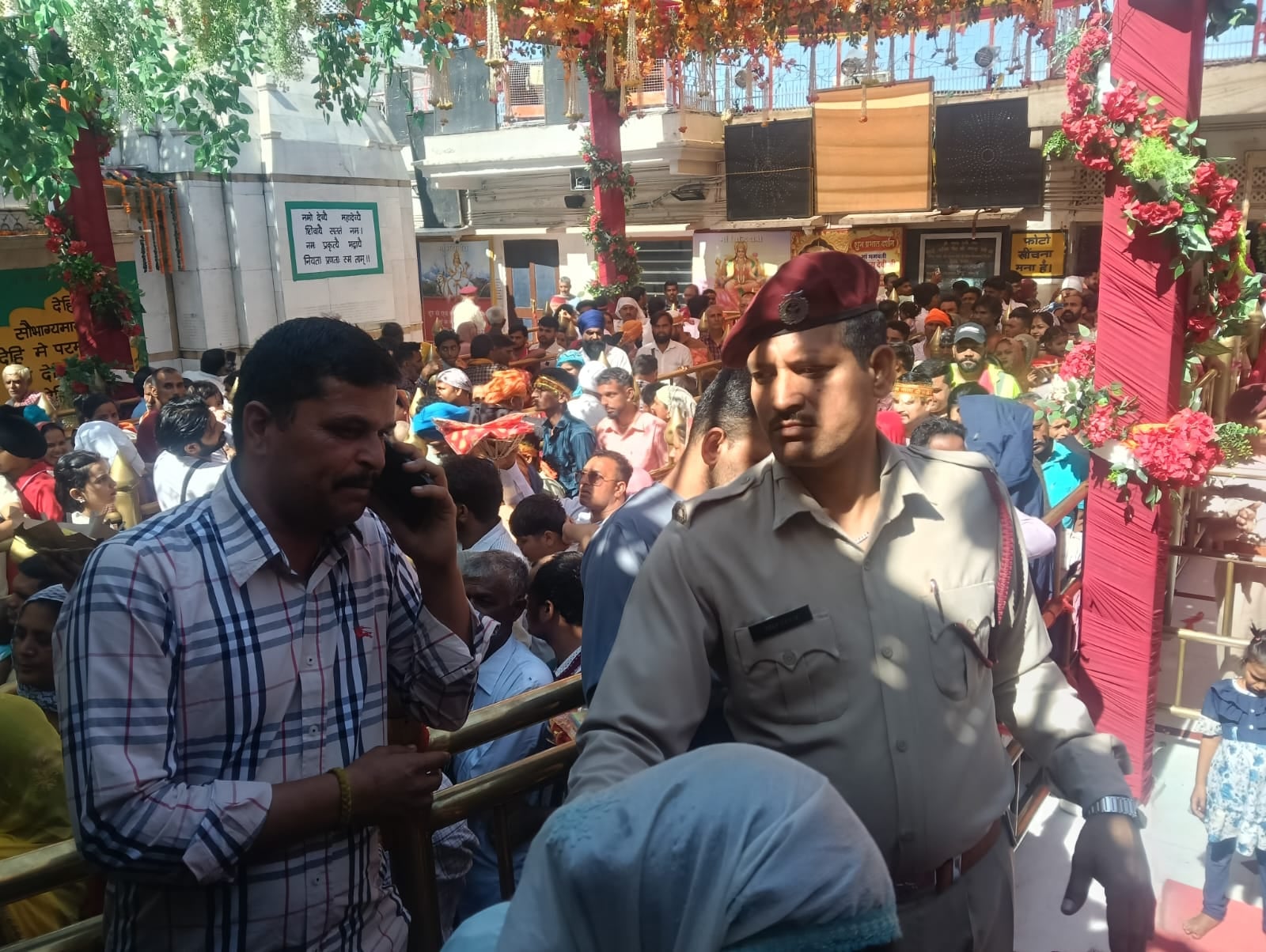 नवरात्रों के समापन पर श्री नयना देवी जी शक्तिपीठ में हवन करते श्रद्धालु। स्रोत: श्रद्धालु