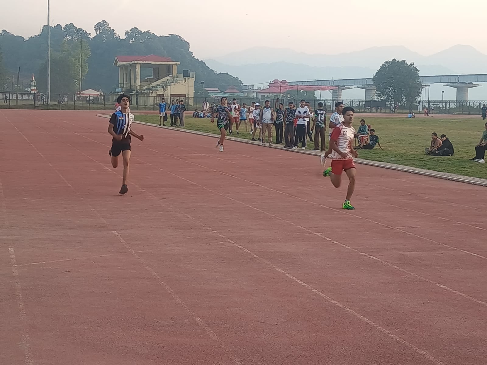 पीएम श्री स्कूल बिलासपुर में आयोजित एथलेटिक्स में दौड़ में लुहणू सिंथेटिक ट्रैक पर भाग लेते हुए पीएम श्री स्कूल बिलासपुर में आयोजित एथलेटिक्स में दौड़ में लुहणू सिंथेटिक ट्रैक पर भाग लेते हुए