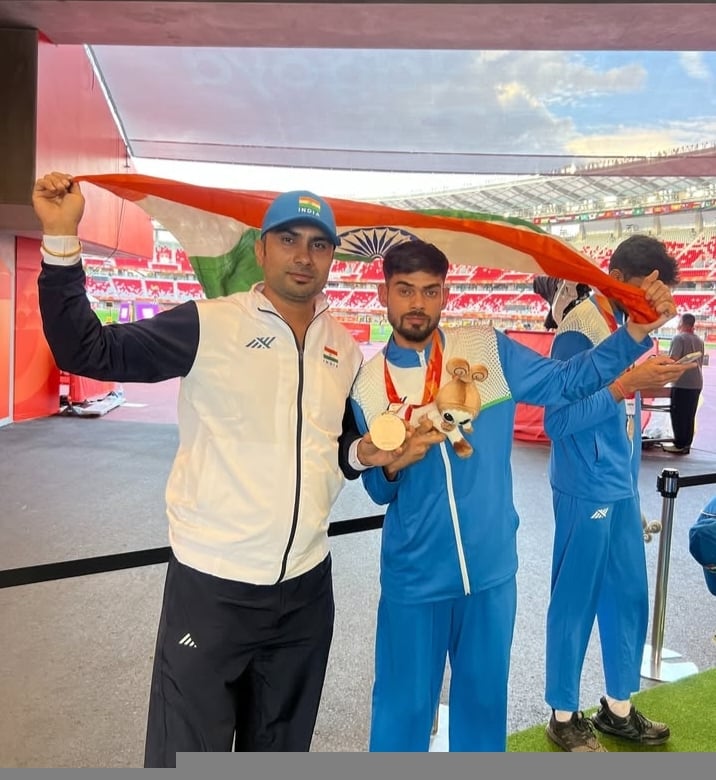 पैरा खिलाड़ी अनुभव के पदक लाने पर छुर गांव में मिठाई बांटते रालोद नेता सुनील रोहटा