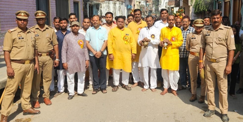 रामखेड़ा गांव में पूर्व जिला पंचायत सदस्य नीरज मिश्रा को पटका पहनाकर स्वागत करते आयोजक। संवाद रामखेड़ा गांव में पूर्व जिला पंचायत सदस्य नीरज मिश्रा को पटका पहनाकर स्वागत करते आयोजक। संवाद
