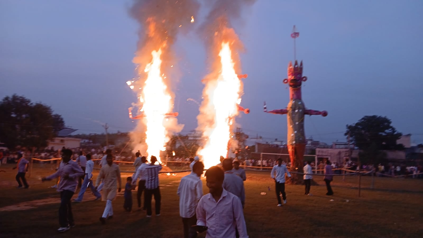 रामपुर मनिहारान में रावण के पुतले पर अग्निबाण से निशाना साधते राम और लक्ष्मण। संवाद