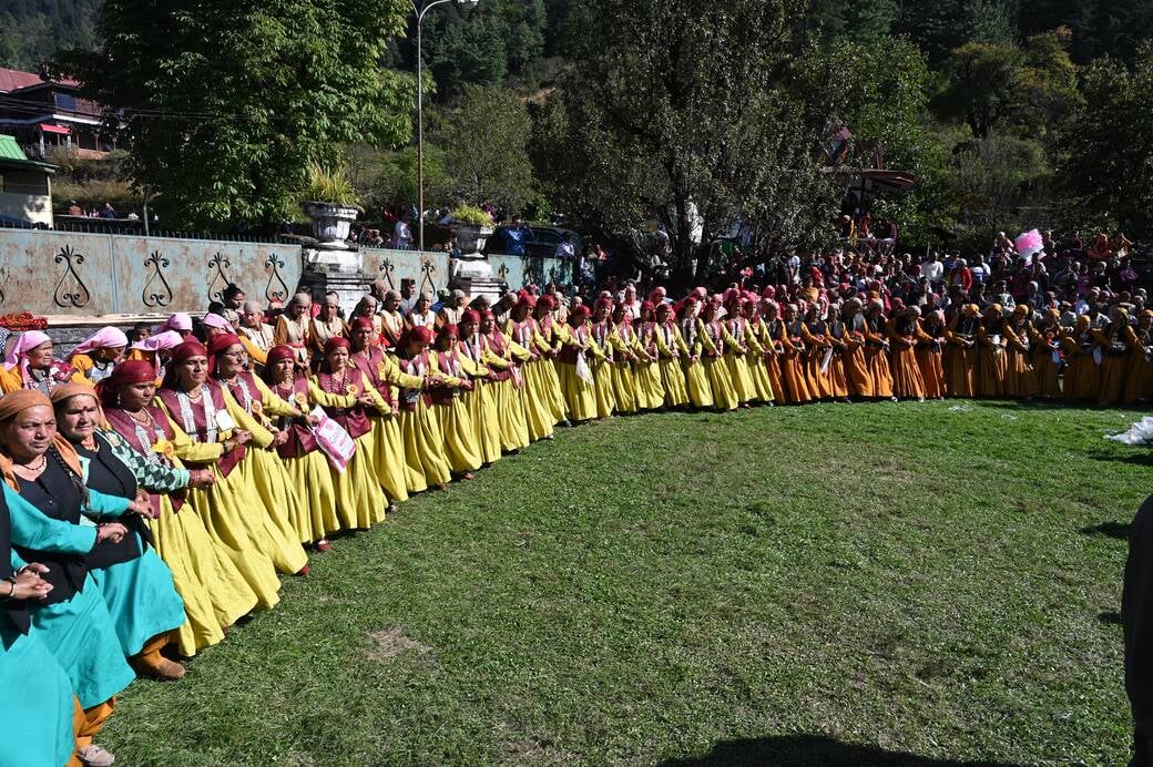 सराहन दशहरा मेले में महिलाओं के साथ नाटी डालतीं पूर्व सासंद प्रतिभा सिंह। संवाद