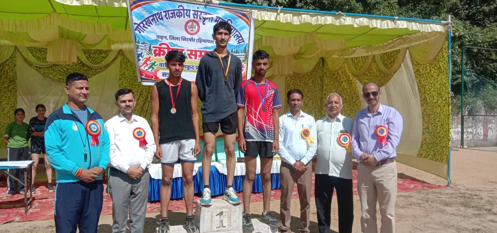 संस्कृत कॉलेज की खेल स्पर्धा के दौरान पुरस्कृत महिला विजेता खिलाड़ी। संवाद