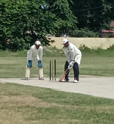 शाह क्लब के मैदान पर हुए मैच के बाद अनुज प्रताप सिंह के दस हजार रन पूरे होने पर बल्ला और ग्लव्स शाह क्लब के मैदान पर हुए मैच के बाद अनुज प्रताप सिंह के दस हजार रन पूरे होने पर बल्ला और ग्लव्स