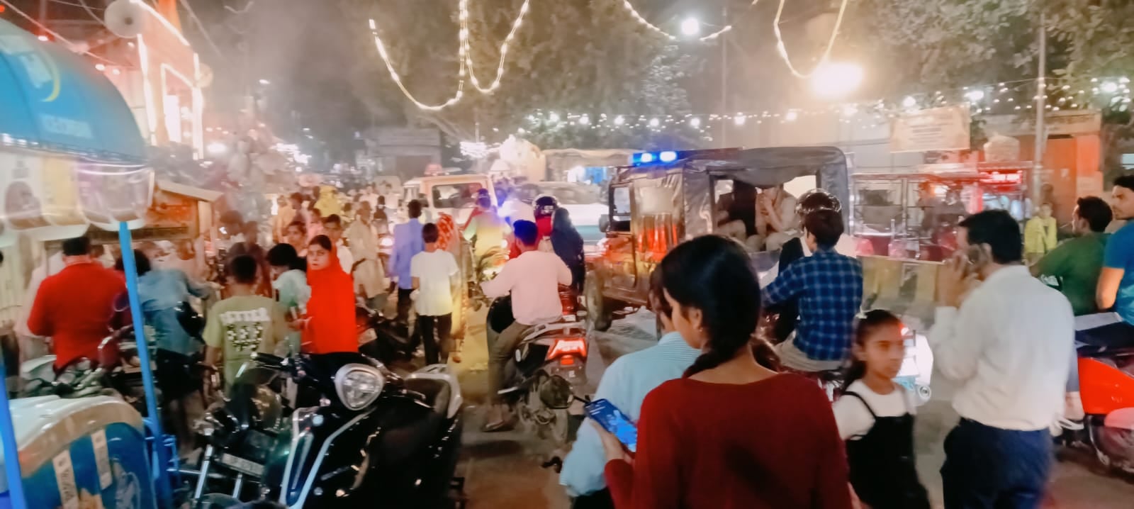 शाहजहांपुर में कचहरी ओवरब्रिज पर जाम के कारण लगी वाहनाें की कतार। संवाद शाहजहांपुर में कचहरी ओवरब्रिज पर जाम के कारण लगी वाहनाें की कतार। संवाद