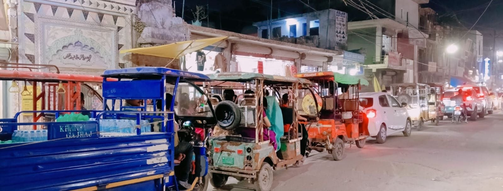 शाहजहांपुर में कचहरी ओवरब्रिज पर जाम के कारण लगी वाहनाें की कतार। संवाद शाहजहांपुर में कचहरी ओवरब्रिज पर जाम के कारण लगी वाहनाें की कतार। संवाद