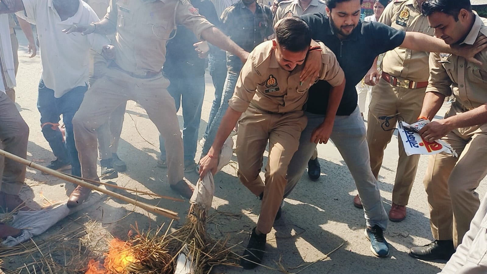 शाहजहांपुर में टॉउनहॉल में मुख्य चुनाव आयुक्त ज्ञानेश कुमार के पुतला दहन रोकने के लिए आए उपनिरी