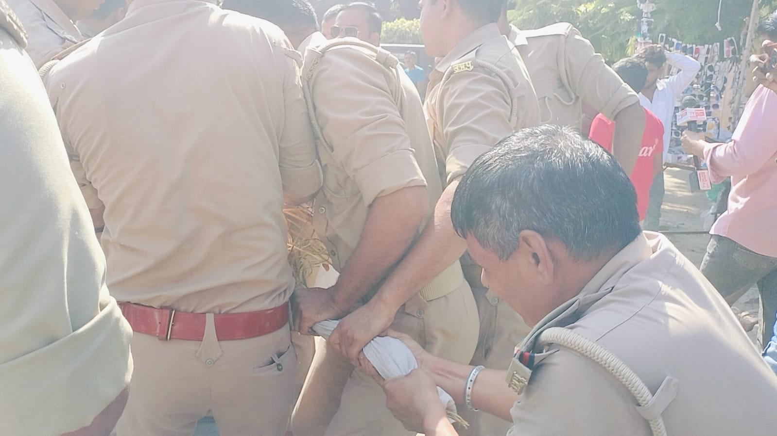 शाहजहांपुर में टॉउनहॉल में मुख्य चुनाव आयुक्त ज्ञानेश कुमार के पुतला दहन रोकने के लिए आए उपनिरी