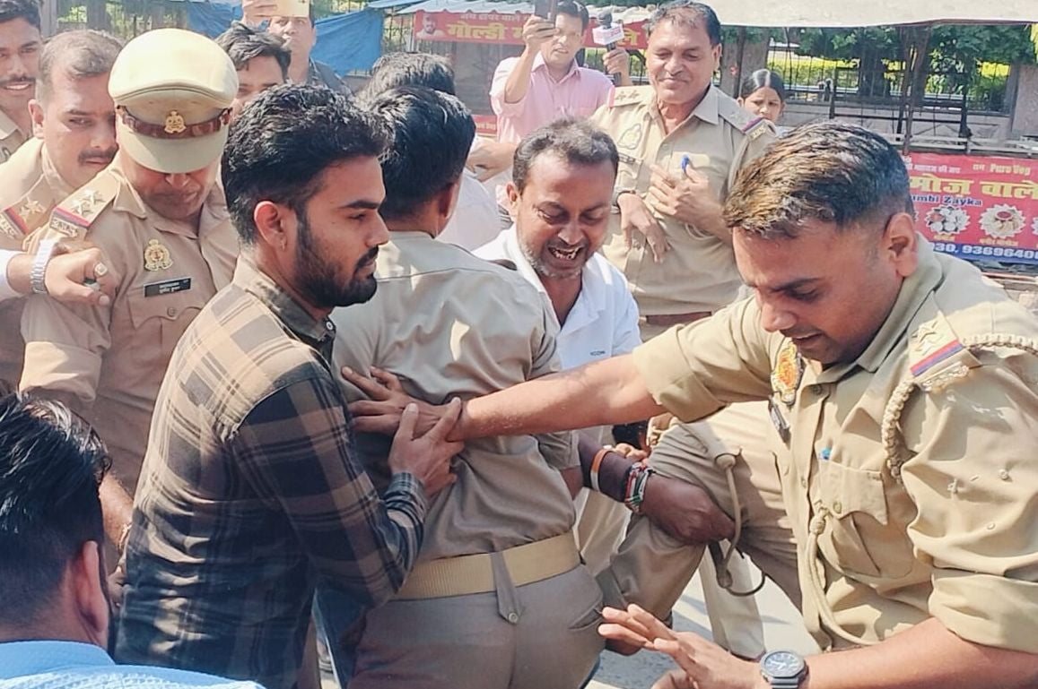 शाहजहांपुर में टॉउनहॉल में मुख्य चुनाव आयुक्त ज्ञानेश कुमार के पुतला दहन रोकने के लिए आए उपनिरी