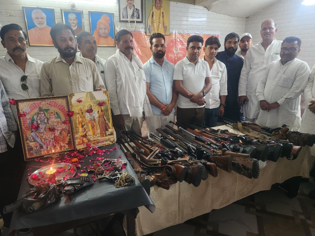 शाहजहांपुर में वैश्य समाज के शस्त्र पूजन कार्यक्रम में बोलते रजनीश गुप्ता। संवाद