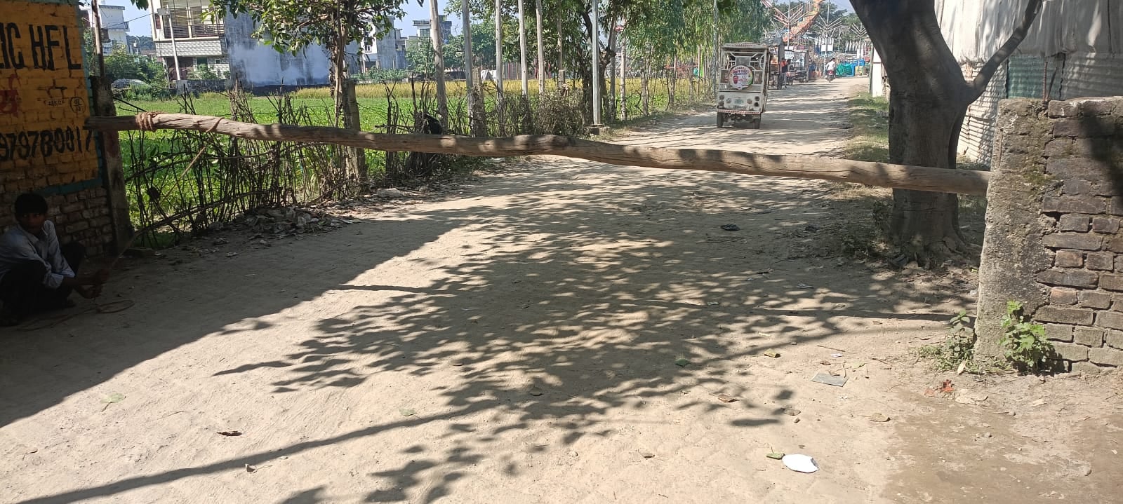 शहर के डिग्री कॉलेज चौराहे पर लगा बैरियर व तैनात पुलिस। संवाद शहर के डिग्री कॉलेज चौराहे पर लगा बैरियर व तैनात पुलिस। संवाद