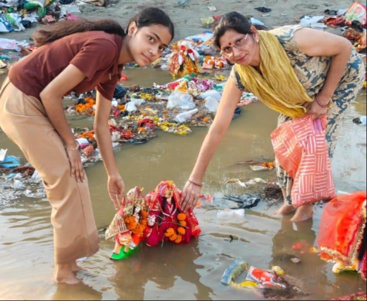 शहर के कैराना रोड पर स्थित नहर में माता की मूर्ति का विसर्जन करते श्रद्धालु। संवाद