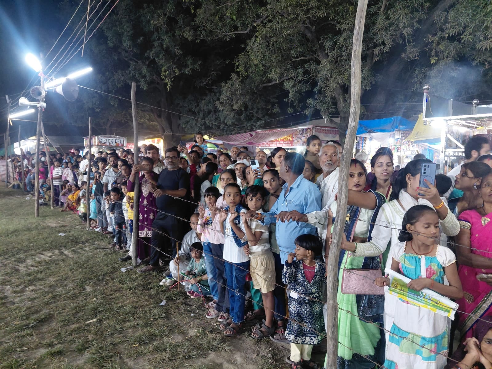 शहर की रामलीला देखने काे लगी लोगों की भीड़। संवाद