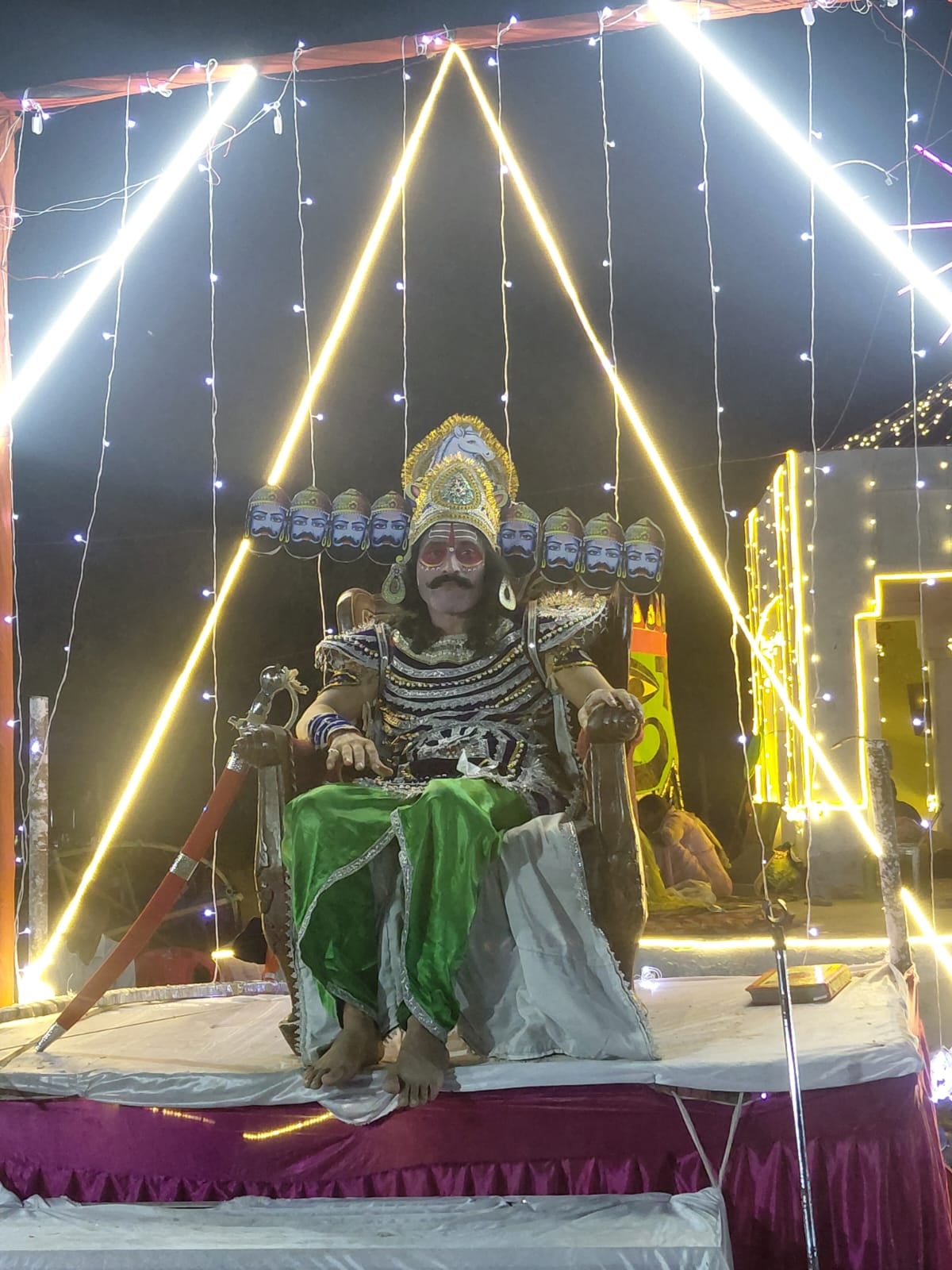 शहर की रामलीला देखने काे लगी लोगों की भीड़। संवाद