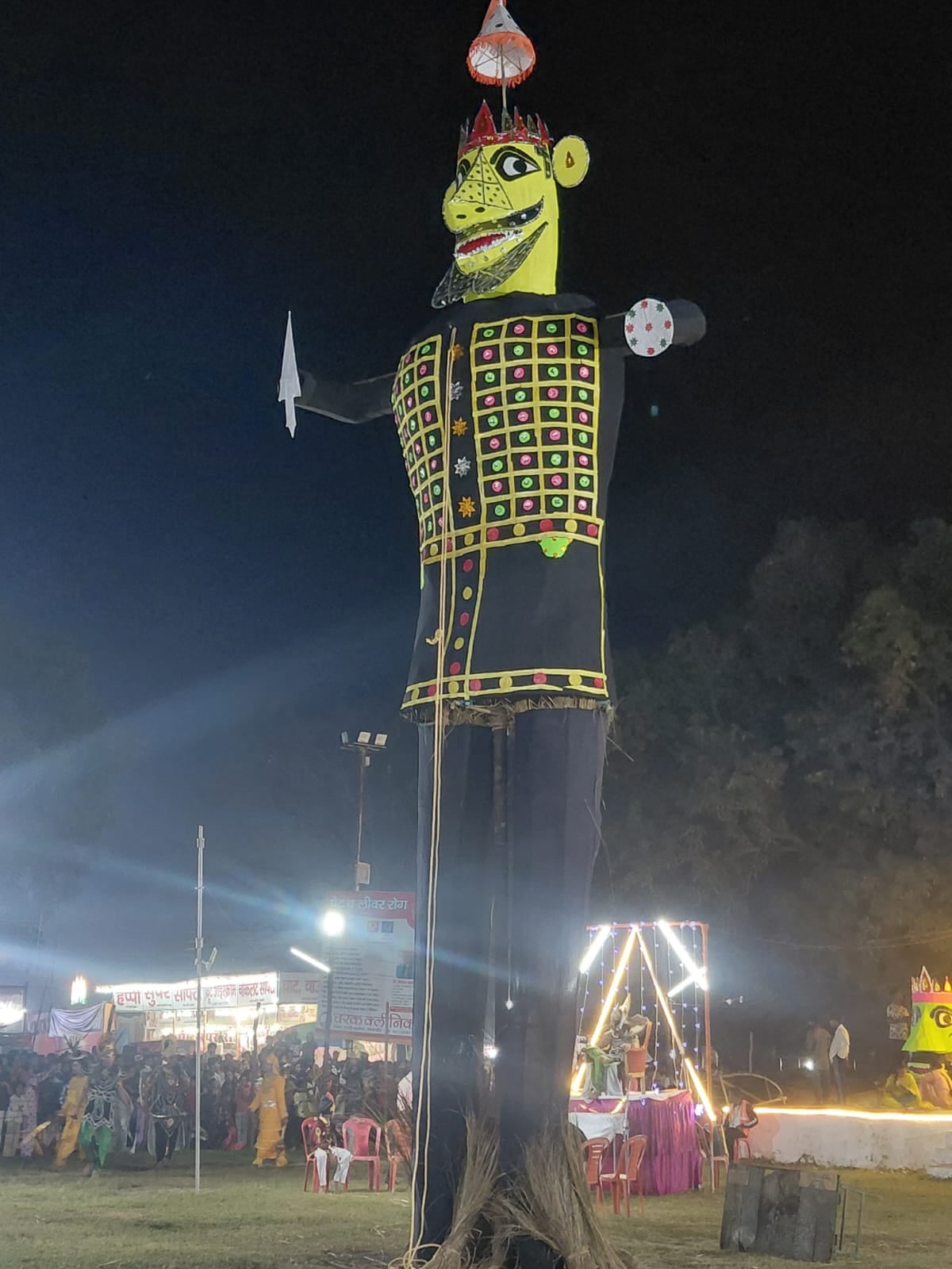 शहर की रामलीला देखने काे लगी लोगों की भीड़। संवाद