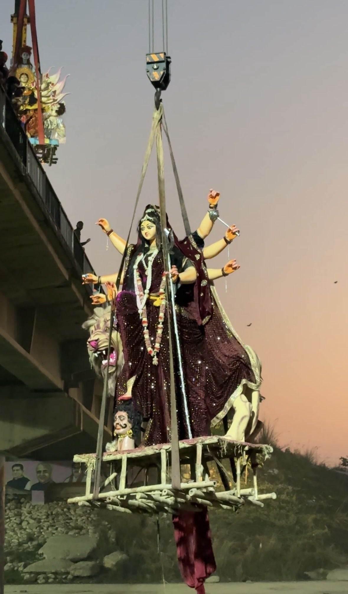 शहर के उसका मार्ग पर प्रतिमा विसर्जन के लिए निकाली गई शोभा यात्रा। संवाद