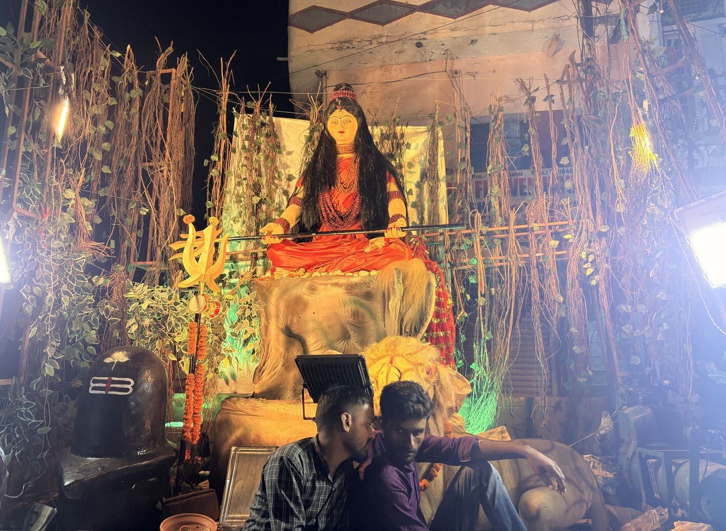 शहर के उसका मार्ग पर प्रतिमा विसर्जन के लिए निकाली गई शोभा यात्रा। संवाद