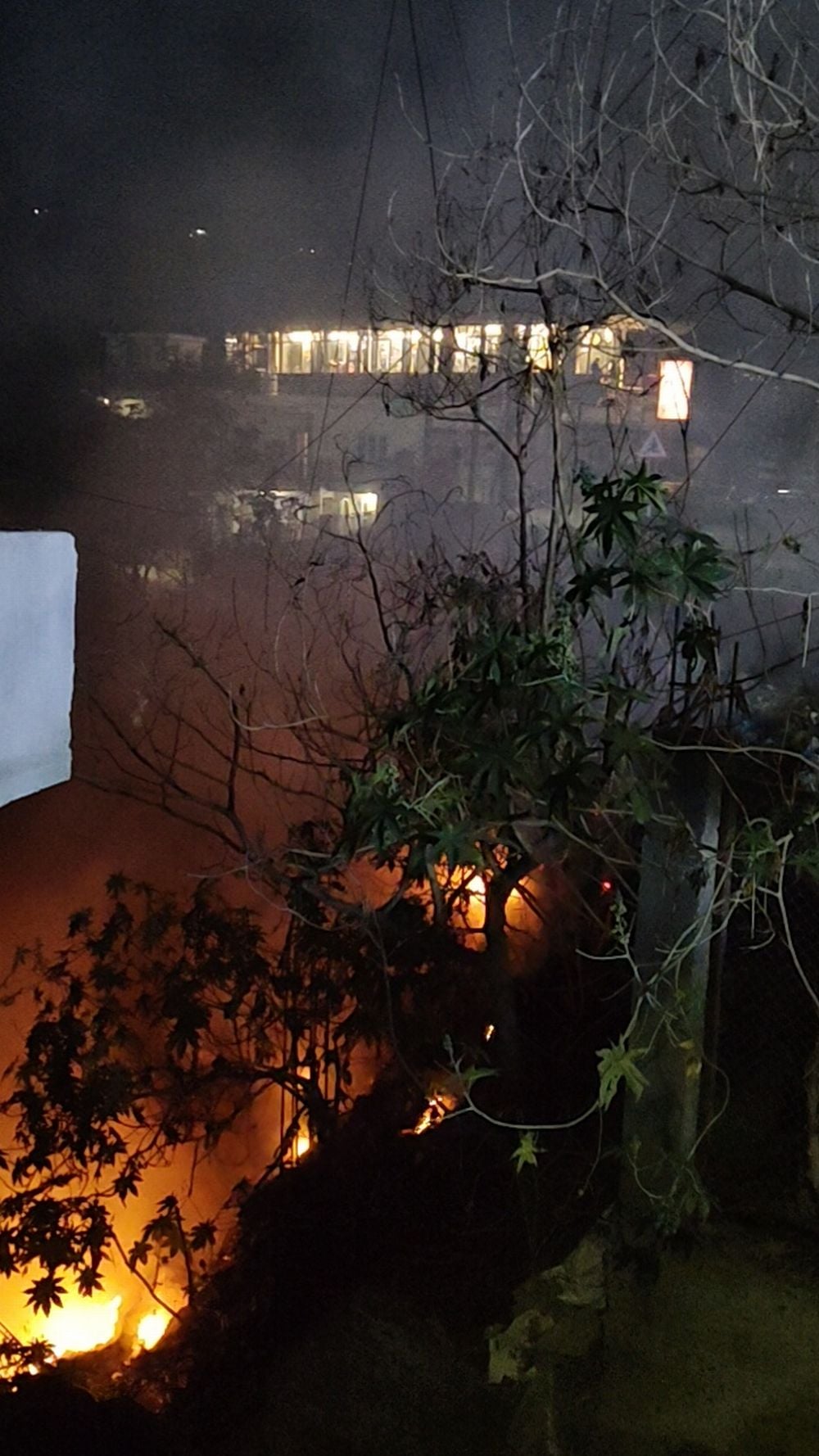 शनि मंदिर हरदासपुरा के पास सुलग रहे कचरे से उठता धुंआ। संवाद।